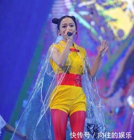 张韶涵穿“雨衣”配红色连裤袜亮相，这造型让人一言难尽！