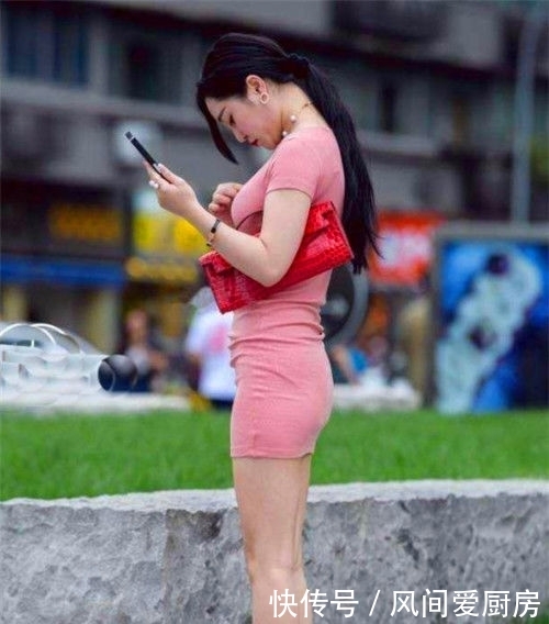 「连体」街拍:小美女身穿时尚的吊带连体短裤,秀出白皙长腿,清秀靓丽