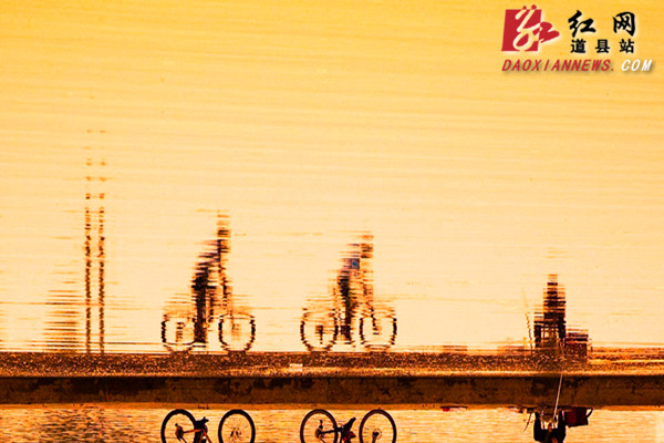 瑜伽与骑行爱好者共舞 秋水共道州一色