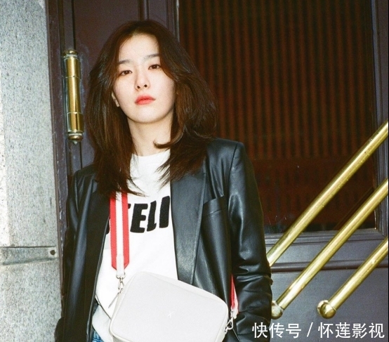 『清爽』姜涩琪的穿搭真是清爽!穿绿色格纹吊带搭配阔腿裤,大气又时髦