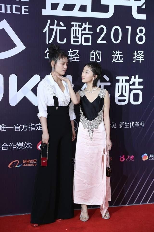 周冬雨你是真不会穿衣搭配啊，难怪身高还是那么矮!