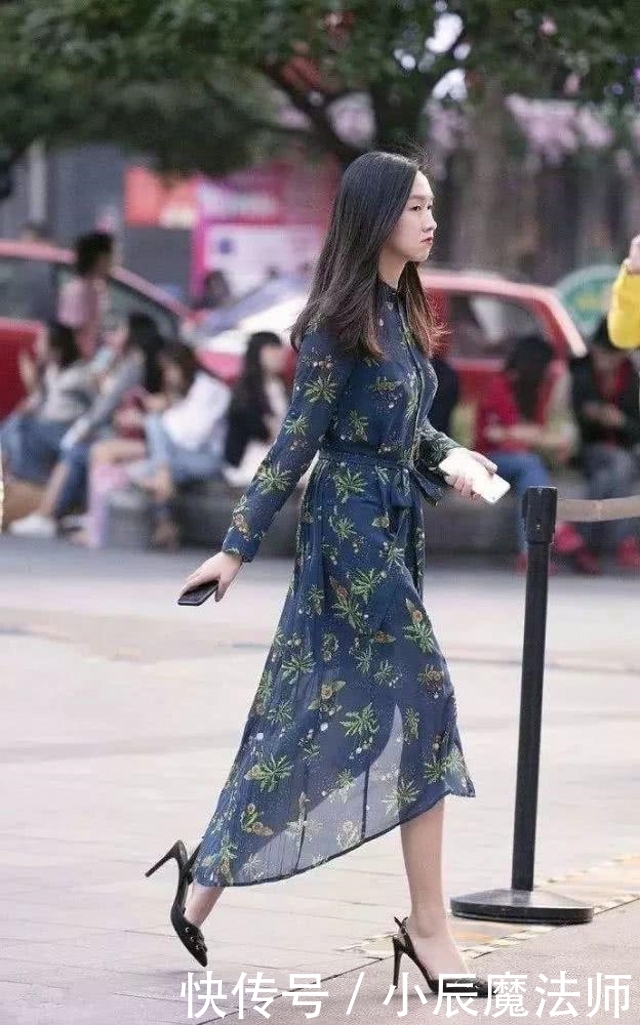 『一字』路人街拍,美女穿清爽唯美的一字肩上衣,十分的清新脱俗