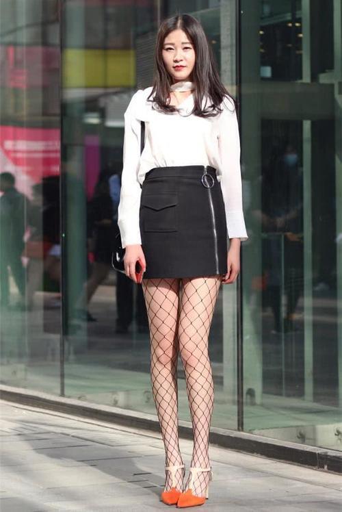 街拍：穿着温柔清爽迷人的小姐姐，既简约又时尚！