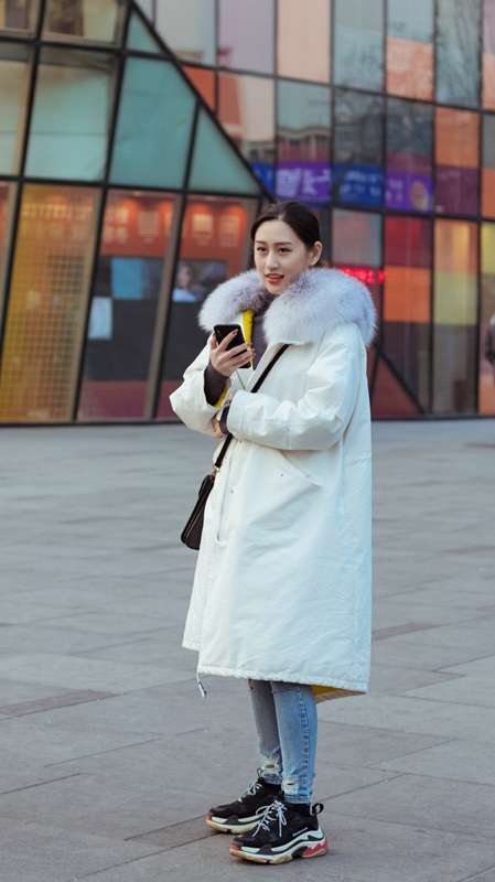 街拍：拯救腿控的牛仔裤美女，这腿光滑的像在发光