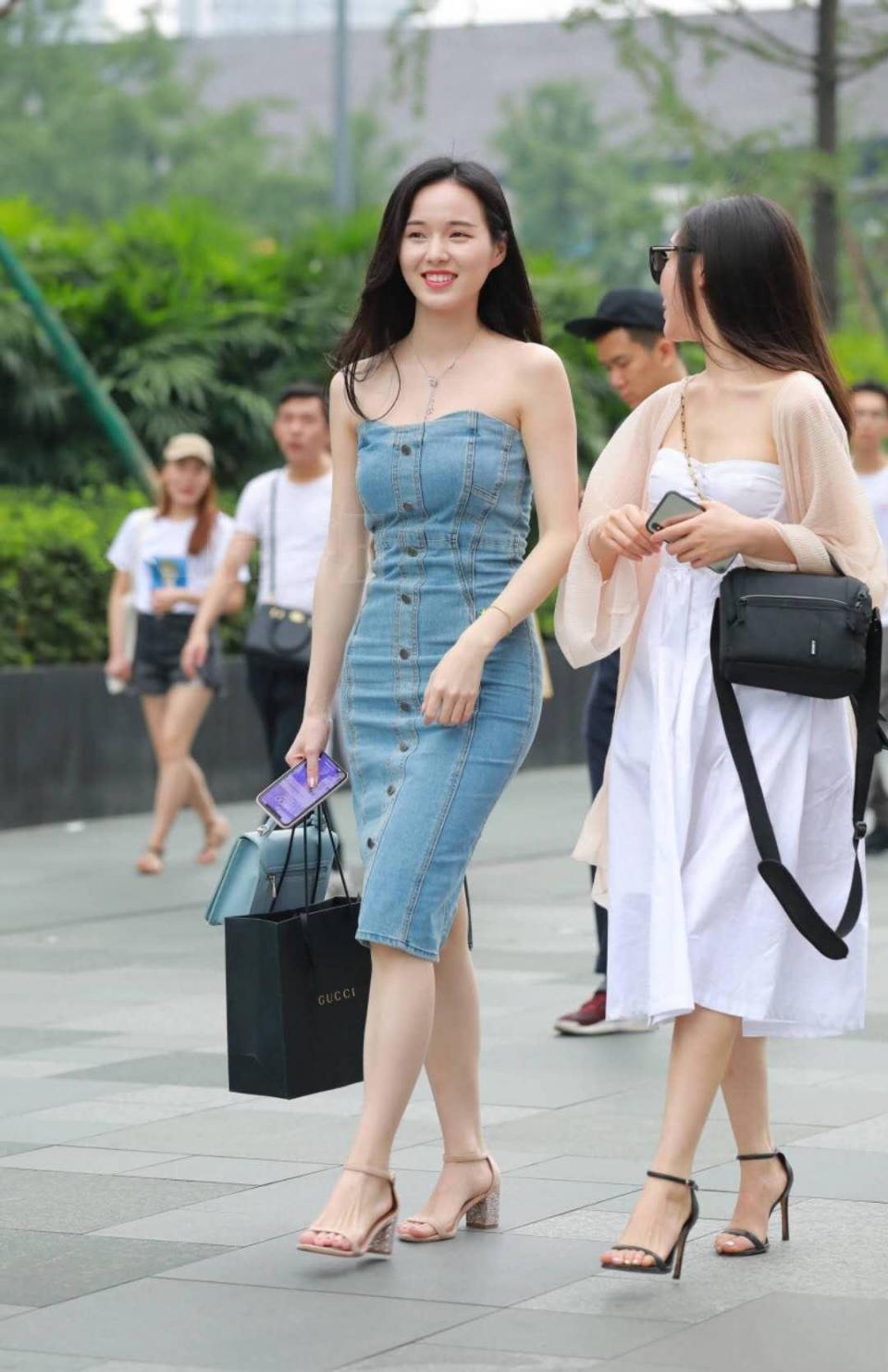 街拍：图3美女真会玩，裙子像“窗帘”，图5美女衣服像烂了