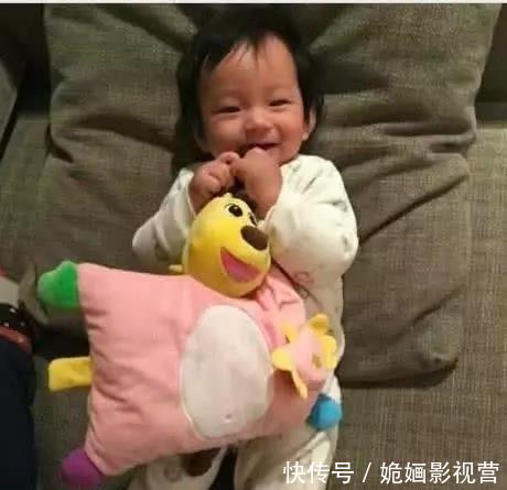 『细节』大S晒儿子照片,一处细节暴露了婆婆张兰的态度,网友:情商高!