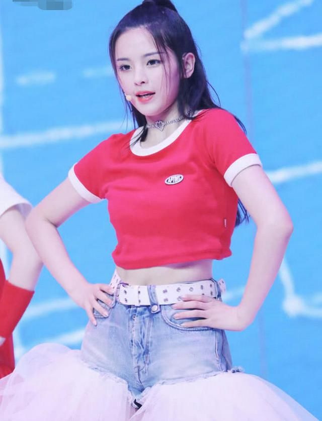 没人玩得过杨超越，在短裤上放了两块巨型“棉花糖”，真辣眼！