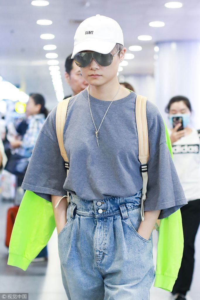 春哥威武！李宇春背双肩包扮嫩酷到没朋友  手插裤袋漠视镜头一脸