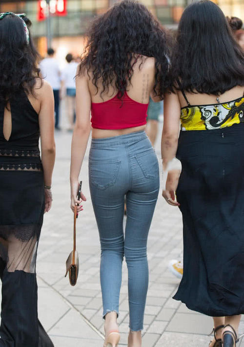 时尚辣妈穿红色吊带上衣身材火辣,十分迷人