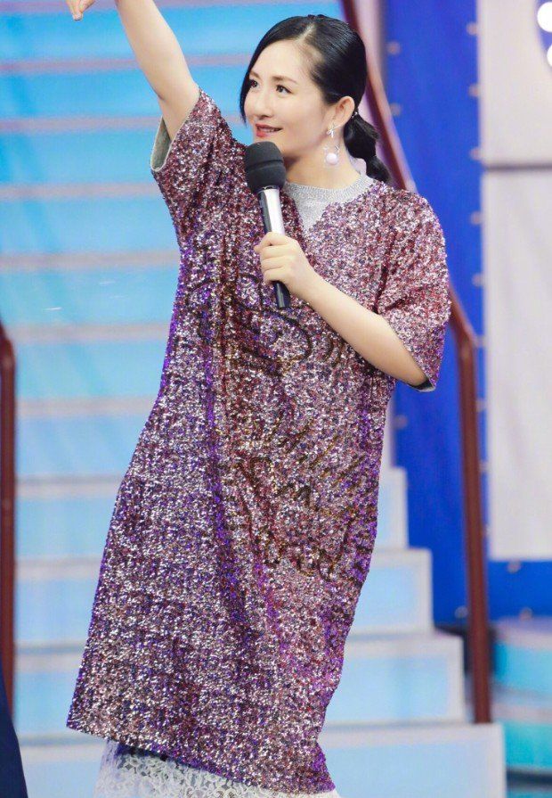 谢娜穿一袭粉裙子真少女，耳环也很时尚，只是全被一双鞋子毁了!