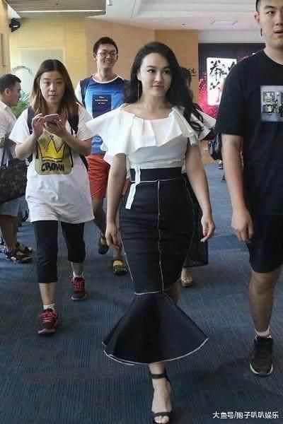 33岁冉莹颖现身,裙子都撑变形了,网友:这身材邹市明能hold住吗