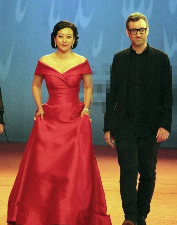 老态■脸部发福显疲态,化浓妆也遮不住老态,郝蕾二次离婚后大变样