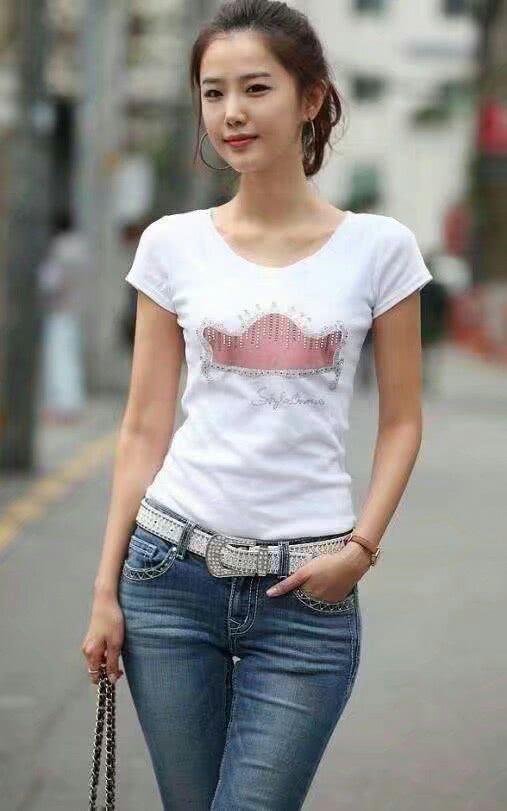 牛仔裤勾勒出美女完美身材，让你瞬间仙气十足