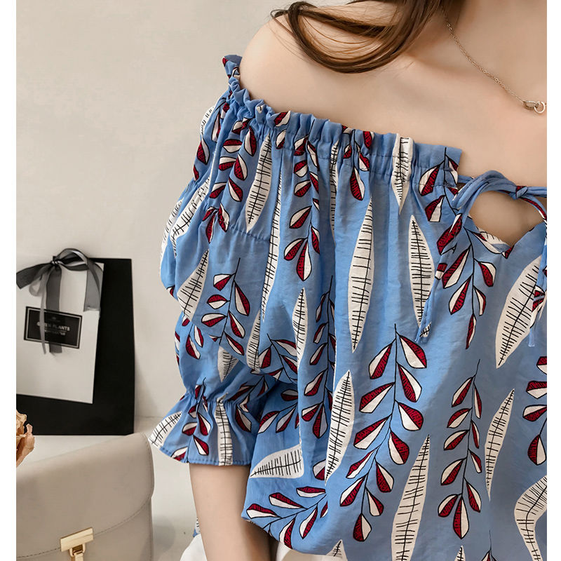 姐姐三伏天穿的也太开放了，就这样穿出门，惹得路人频回头