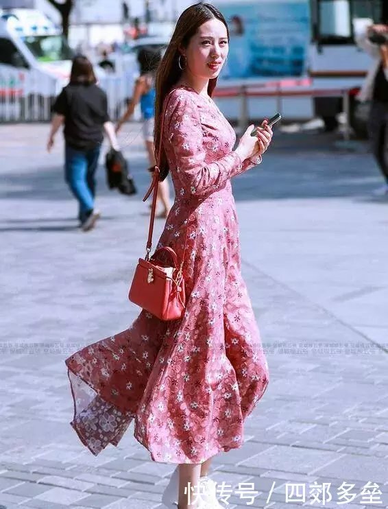 街拍：美女回眸一笑百媚生，美腿一览无余！