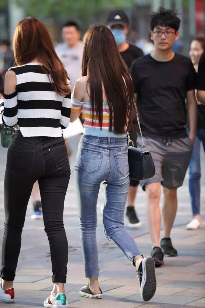 街拍:丰润破洞牛仔裤美女, 露肩装显白皙肌肤