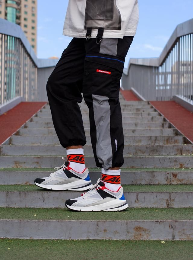 万万没想到,UA 首款老爹鞋如此惊艳!复古风纯正还有奢华用料!