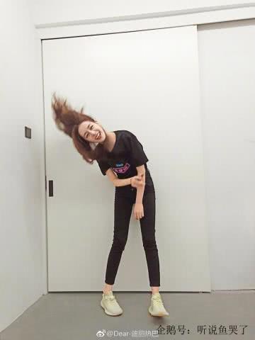 迪丽热巴这腿细到吓人!摆高难度造型拍照,柔韧度惊人,看了让人