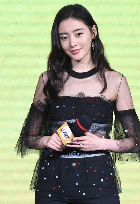 柳岩和张天爱同框比美，同样都是穿黑色，没想到这一次柳岩输惨了