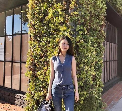  『腿部线条』牛仔裤尽显优美曲线，简约又衬托魅力，时尚高挑美丽俏美乖甜！