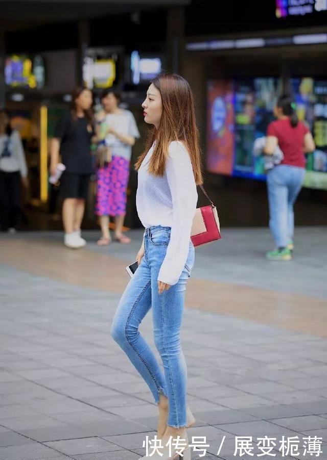  『姐姐』姐姐身上穿着一件修身的吊带搭配一双高跟鞋，十分的有气质