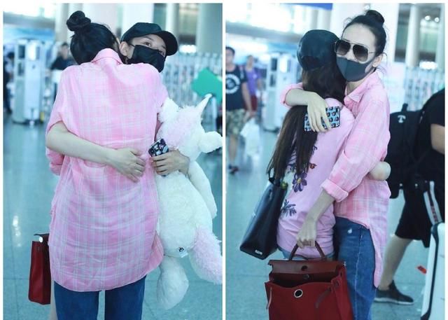 王鸥宋祖儿现身机场变粉嫩姐妹花，王鸥少女感竟一点不比宋祖儿差