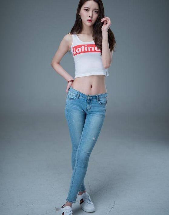 清纯漂亮的牛仔裤美女，展现甜美气质，回头率百分百！