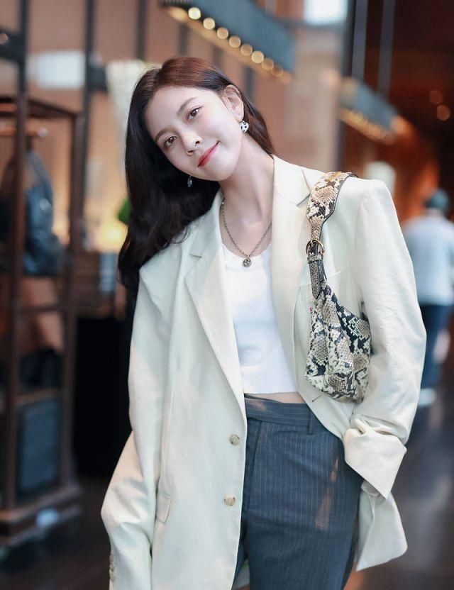  #白裙#宋妍菲穿白裙秀窈窕身段，穿白色西装潇洒迷人，天生丽质有星味