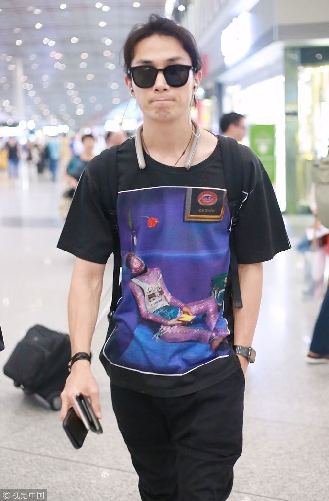 奶爸李承铉架黑超梳小辫潮男范 表情萌萌哒似偷师女儿Lucky