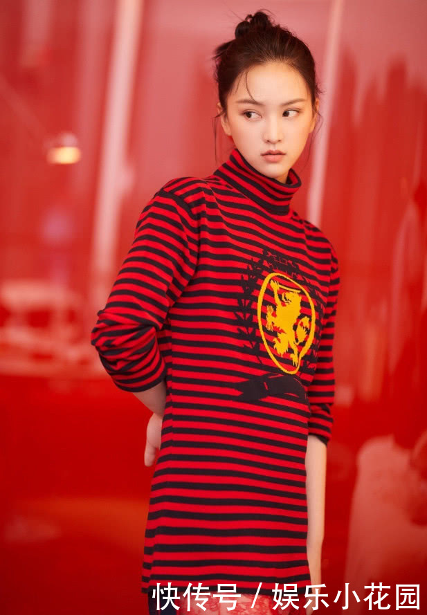 武大校花黄灿灿真尴尬，下半身只穿了透明短裙，这腿秀得真夸张