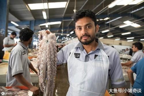 都说迪拜富得流油，看完当地菜市场，游客表示：和中国差很大