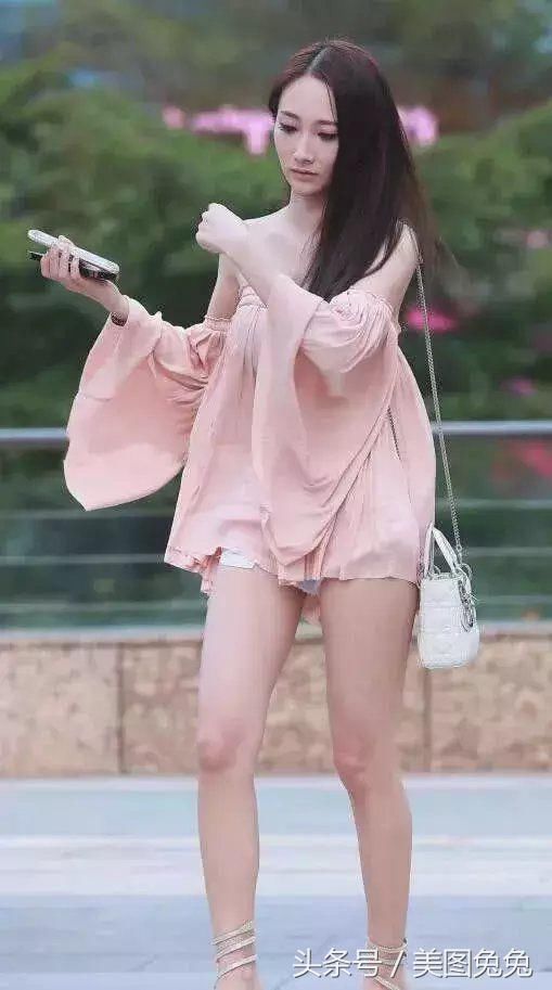 街拍，美女粉红色连衣裙，一头长发，真的漂亮！