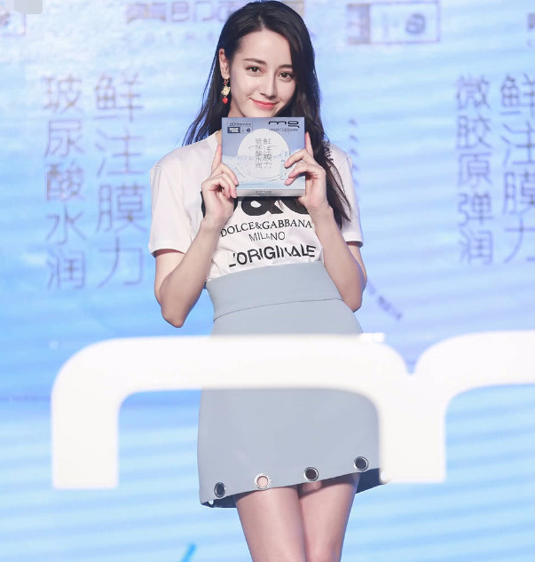 腿长就是王道，迪丽热巴穿凳子裙不仅不辣眼，还美上天！