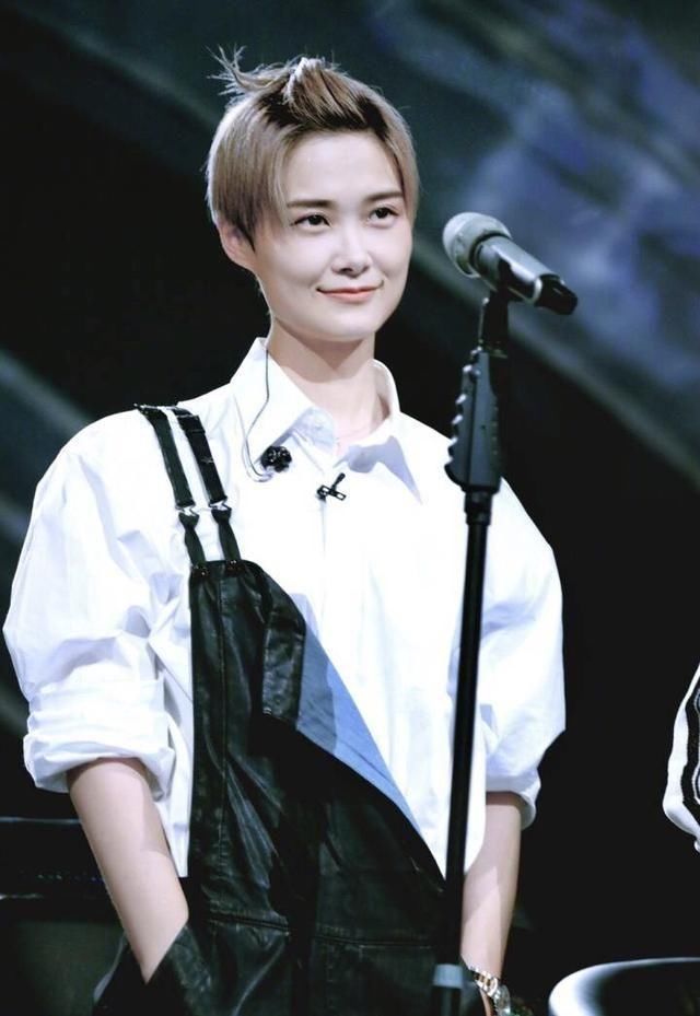 李宇春变身小萝莉，这发型，小学生都不喜欢了吧?