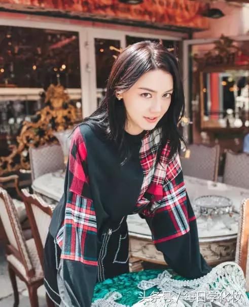 杨颖工作室签下的00后小花李诗颖，长相甜美，迪丽热巴杨颖结合版