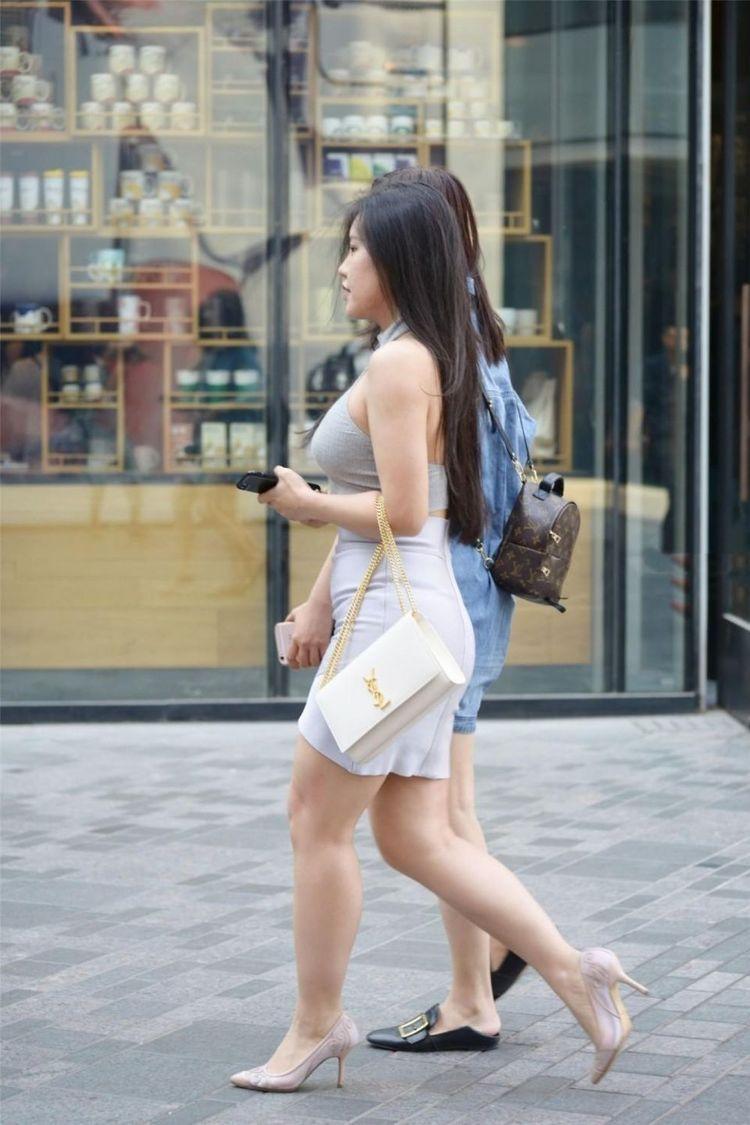 街拍：浪漫而柔美的紧身裙秀出好身材，穿出超性感魅力！
