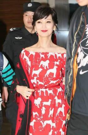 64岁赵雅芝镂空连衣裙亮相，腰间赘肉反成亮点，让人感到匪夷所思