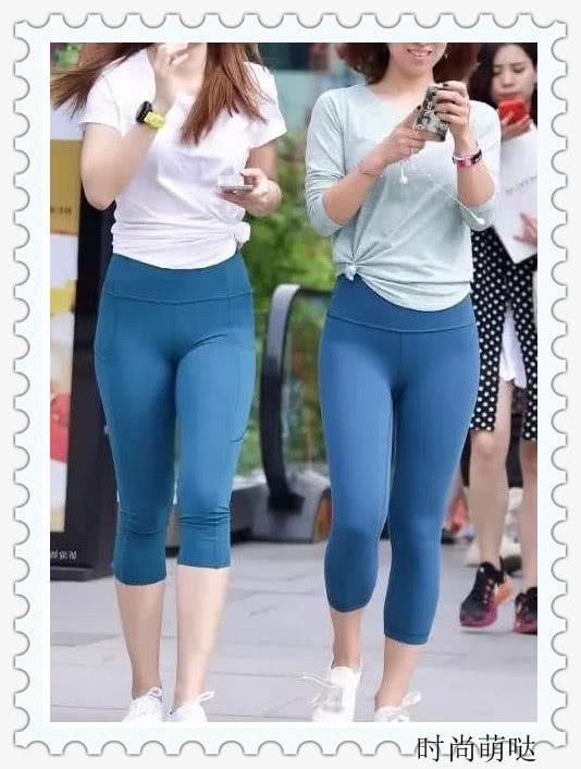 好闺蜜穿同款紧身裤逛街，哪个身材你更喜欢？