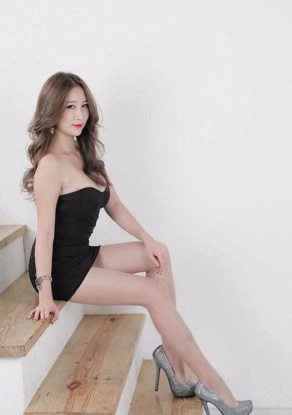 妩媚的纯色包臀裙，让女性的柔美身姿得到完美的体现