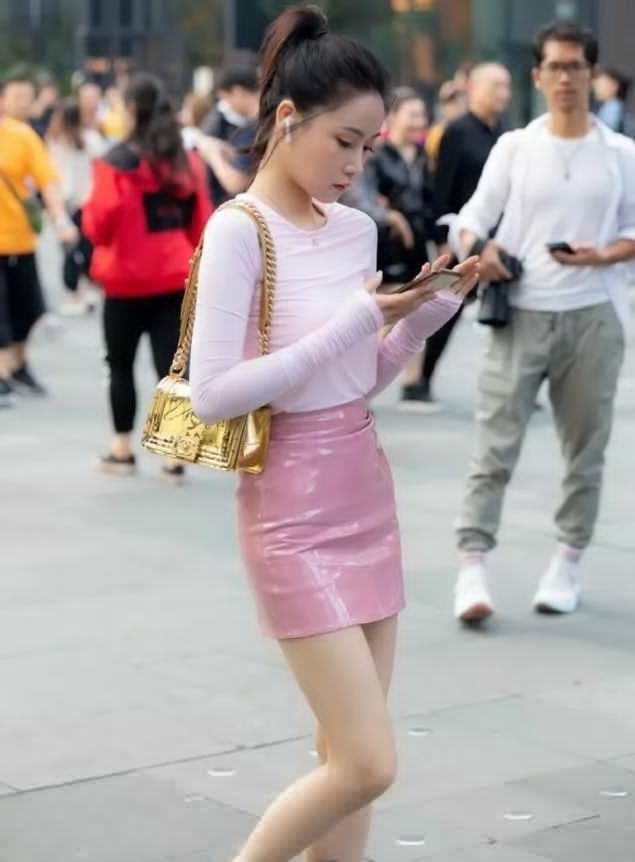  [身材]小姐姐靠身材就能成女神, 穿上包臀裙让人忍不住多看几眼!