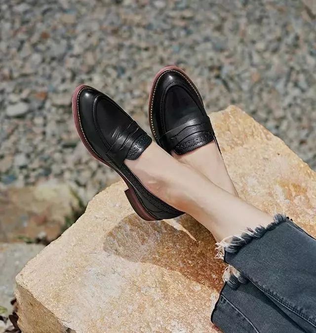 这双鞋流行了近百年，经典就是永不过时