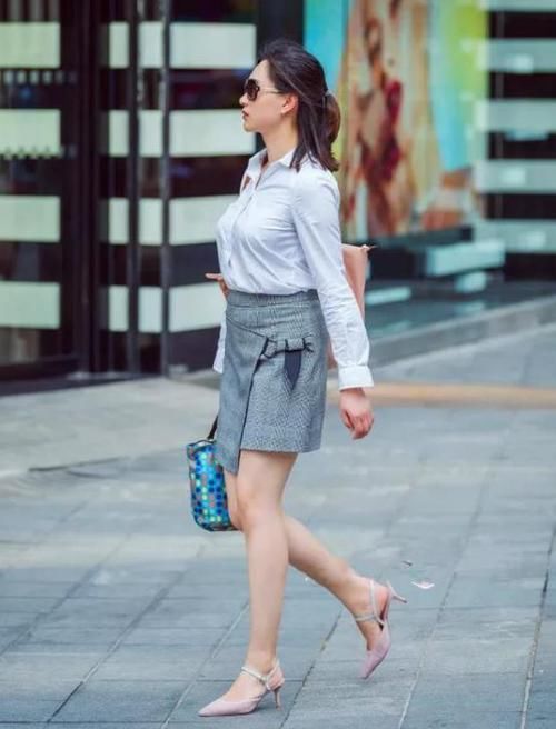  「美女」街拍：笑容甜美的美女，一件皮草上衣配黑色短裤，时尚唯美气质