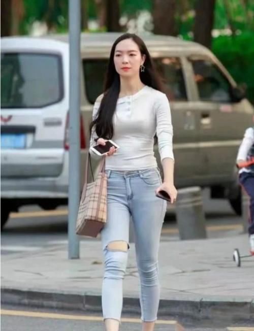  「最傲」“掏个洞”的紧身牛仔裤，最傲娇的紧身衣女神，网友：太突出！