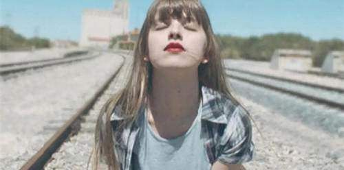 漂亮女人,不会让男人看见的4个小动作!