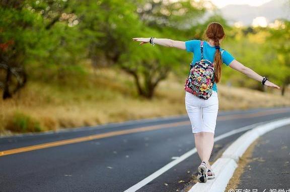 川藏线：背包女在哭泣，为何搭车这么难？老司机说出了原因