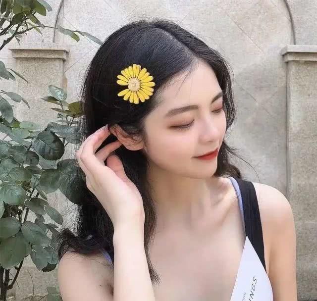  #时髦#夏日时髦小心机，这3款流行配饰轻松穿出少女感！