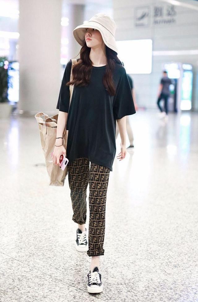 男友衫这么宽松都没遮住宋妍霏的好身材,网友:这才是真材实料!