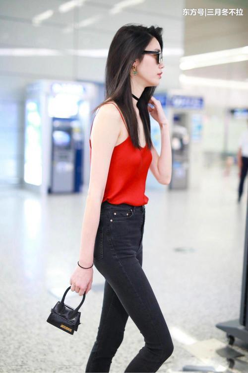 出街奚梦瑶让网友大饱眼福，小吊带红背心好嫉妒这样的性感身姿啊