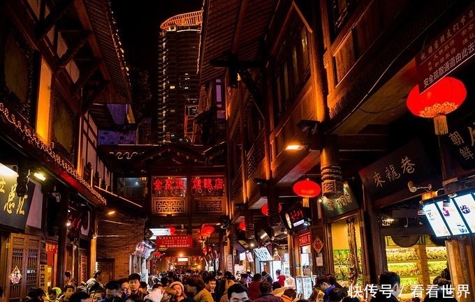 重庆洪崖洞被外地人“疯狂打卡”,本地人为何却表示不敢去呢?