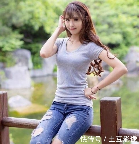 【美女】明媚动人的牛仔裤美女,尽显亭亭玉立的美感!